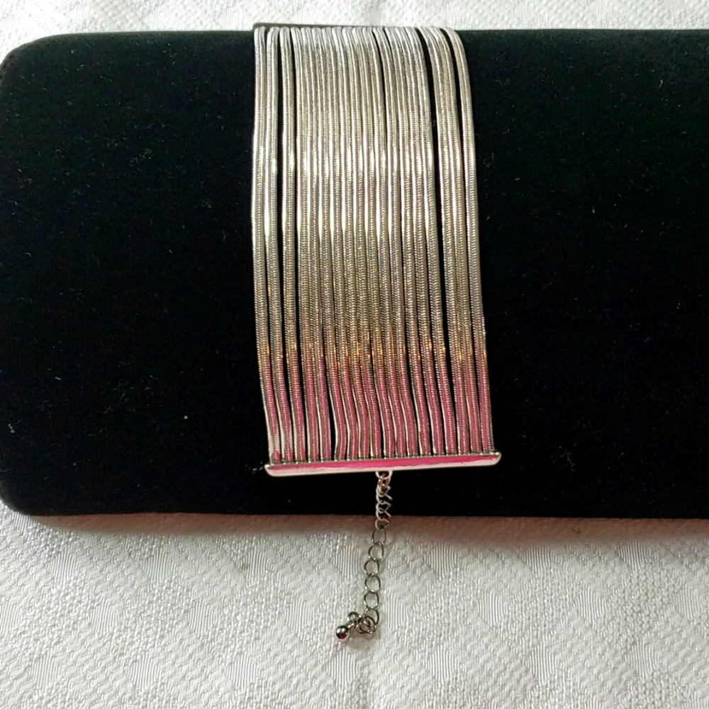 Contemporary fashion 18 strand silver bracelet 8" multiple